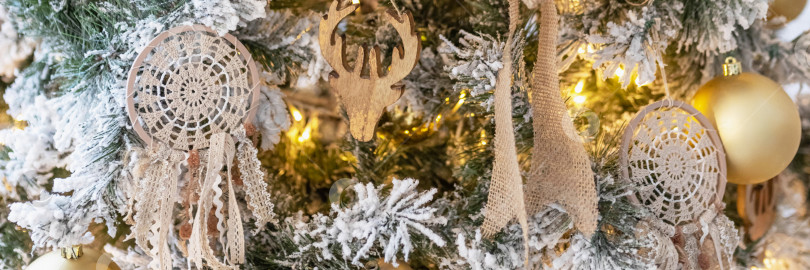 Скачать Рождественский фон рождественской елки, украшенной рождественскими игрушками.Зимние каникулы. Новый год. фотосток Ozero