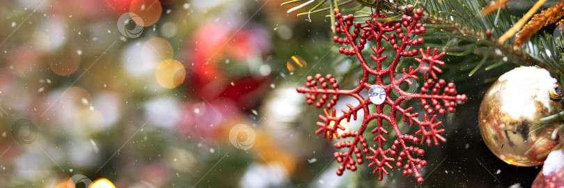 Скачать Рождественский фон рождественской елки, украшенной рождественскими игрушками. Зимние каникулы. новый год. фотосток Ozero