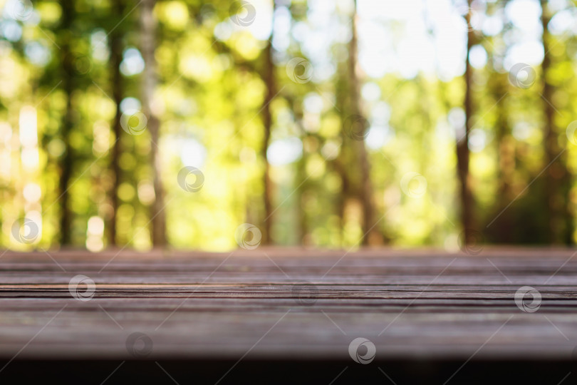 Скачать При расфокусировке деревянный мост и фрагмент леса для использования в качестве фона фотосток Ozero