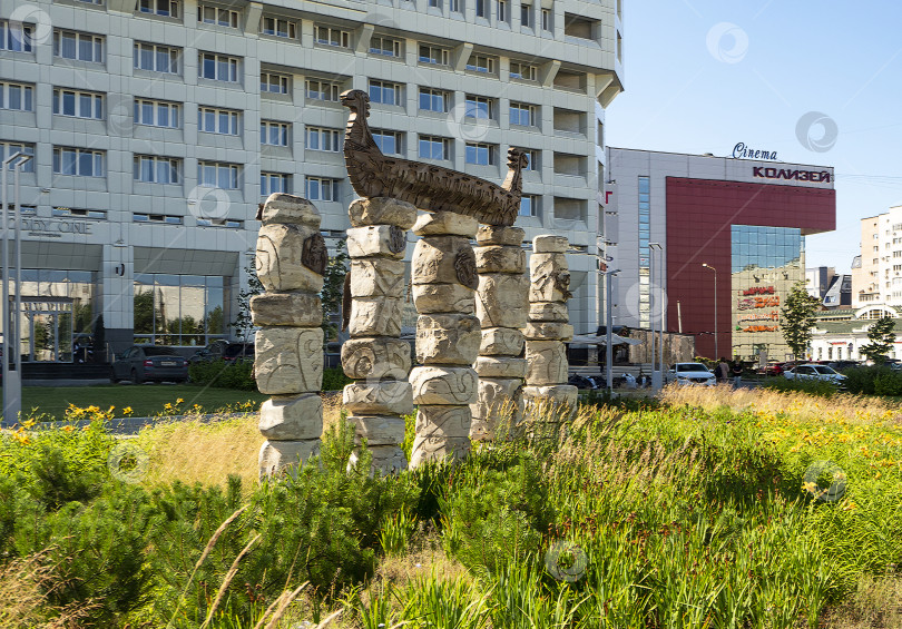 Скачать Достопримечательности Перми. Скульптура "Река Кама". Авторы Дмитрий Постников, Александр Суворов, Михаил Васев. Пермь, Пермский край, Россия. Фото 2024 года. фотосток Ozero