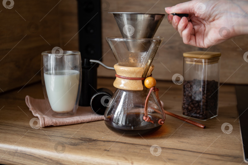 Скачать Кофе в Chemex с металлическим фильтром фотосток Ozero