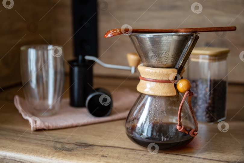 Скачать Чемекс с кофе на кухонном столе фотосток Ozero