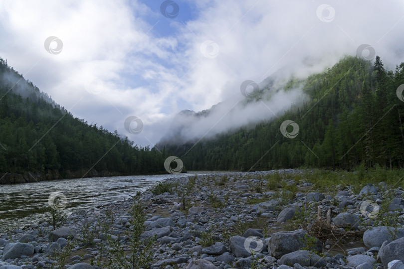 Скачать Низкие облака на склоне горы. фотосток Ozero