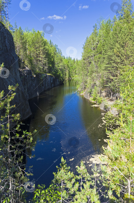 Скачать Лесное озеро в скалистом каньоне. фотосток Ozero