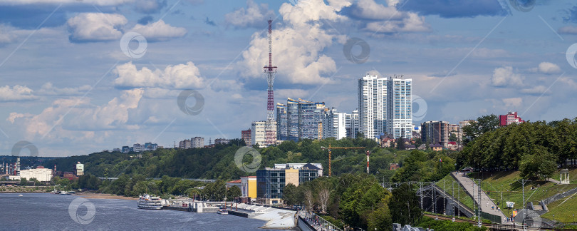 Скачать Город Пермь. Вид на реку Каму, городские холмы Мотовилихинского района, речной порт и набережную. Фото 2023 года. Пермь. Пермский край. Урал. Россия. фотосток Ozero