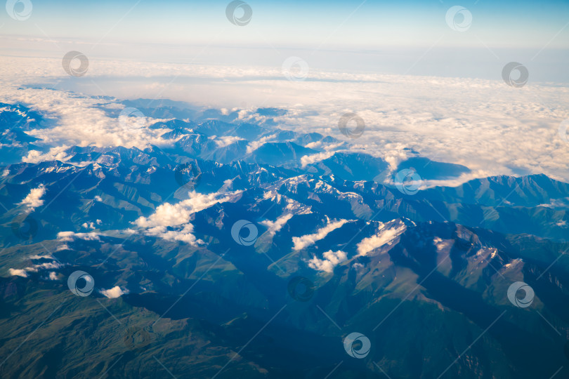 Скачать Вид на планету Земля, вид с самолета, горы и облака фотосток Ozero