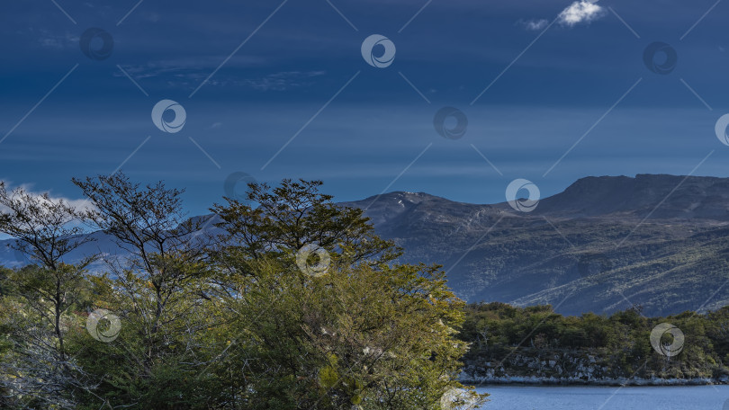 Скачать Горный хребет на фоне голубого неба и облаков. фотосток Ozero