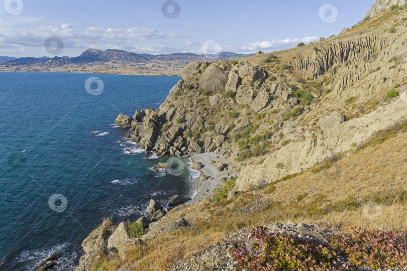 Скачать Красивая бухта на скалистом берегу. Крым. фотосток Ozero