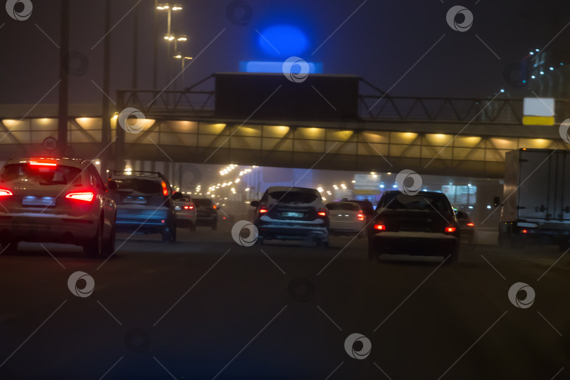 Скачать Автомобили движутся в несколько рядов под пешеходным мостом. фотосток Ozero