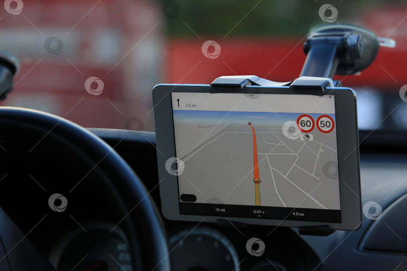 Скачать Водитель в автомобиле управляет навигатором фотосток Ozero