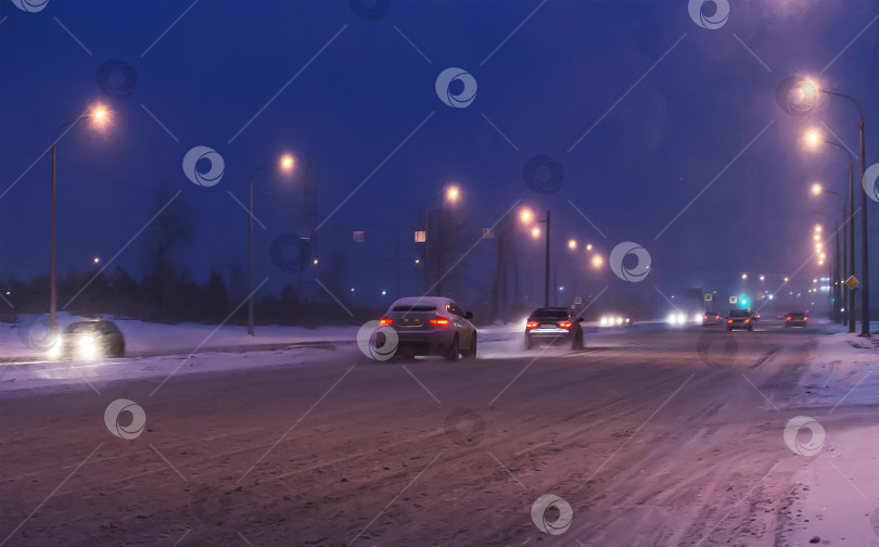 Скачать Машины едут по заснеженной дороге. фотосток Ozero