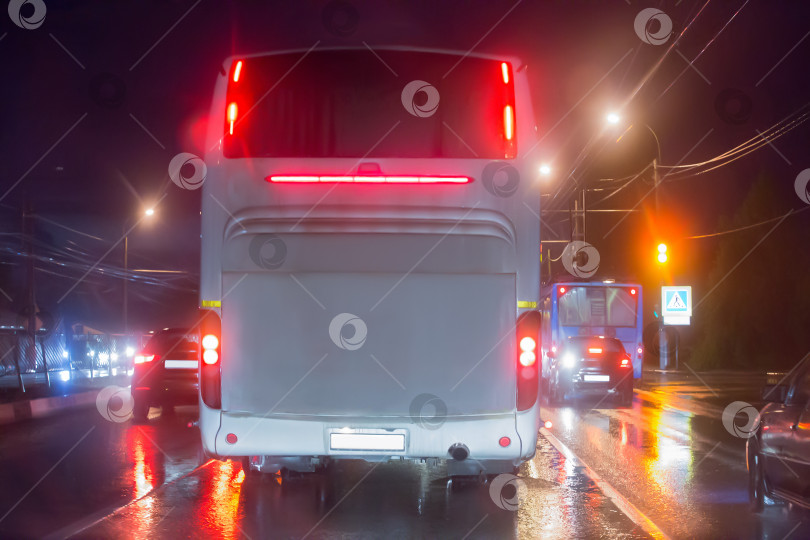 Скачать автобус движется ночью под дождем по городу фотосток Ozero