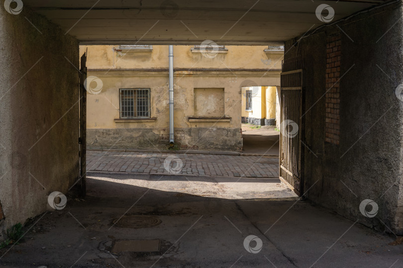 Скачать городской фон, вид из ворот на старинную улицу фотосток Ozero