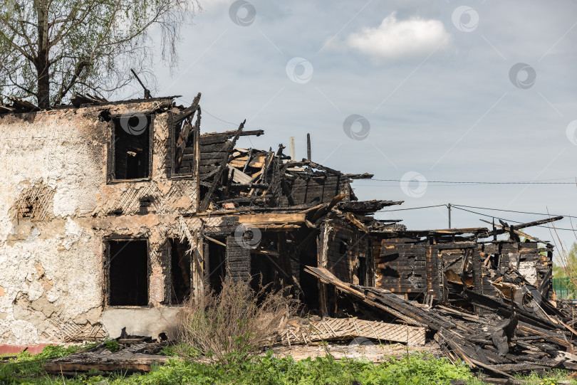 Скачать Разрушенный пожаром жилой дом фотосток Ozero