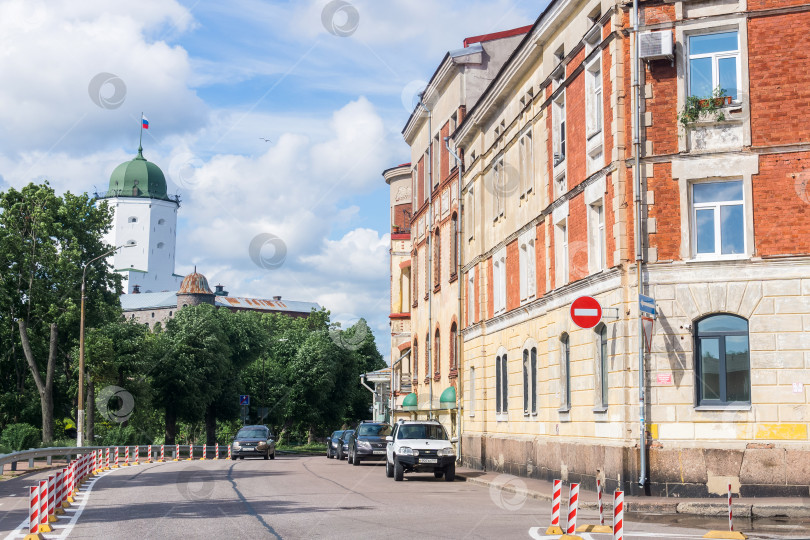 Скачать вид на Выборг, Россия, улица с историческими зданиями фотосток Ozero