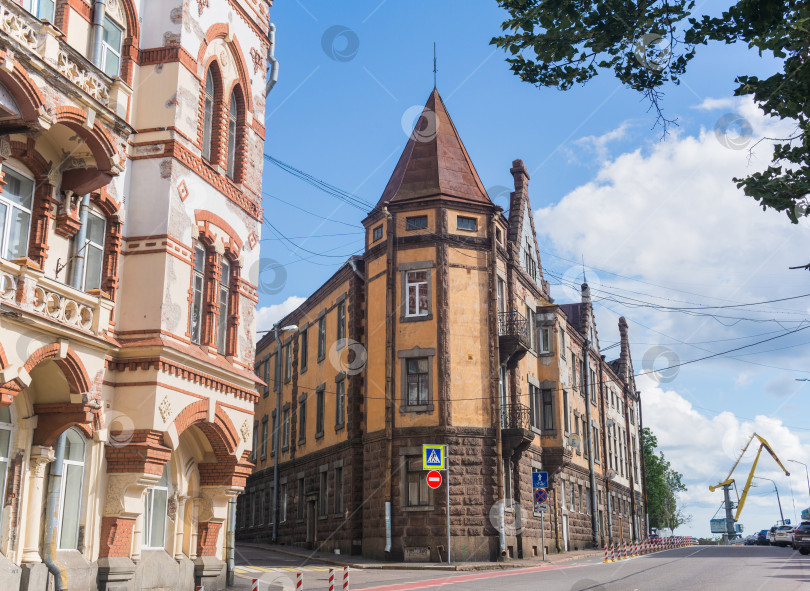 Скачать вид на Выборг, Россия, улица с историческими зданиями фотосток Ozero