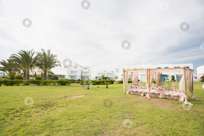 Скачать Организация свадьбы. Современный отель с зелеными пальмами и травой. фотосток Ozero