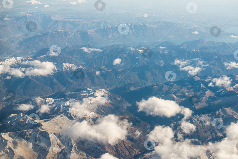 Скачать Доломитовые Альпы - Горы Италии под облаками. Вид с самолета. фотосток Ozero
