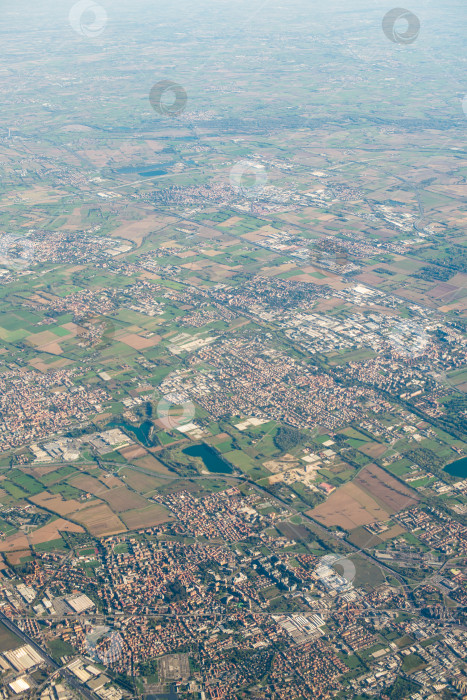 Скачать Италия. Вид с высоты птичьего полета на луга и маленькие городки. фотосток Ozero