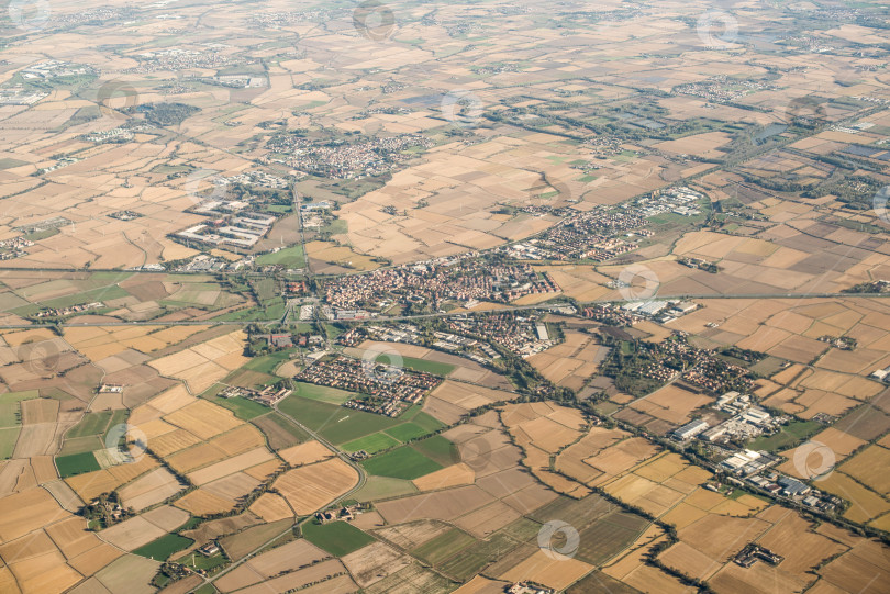 Скачать Весна в Италии. Вид с высоты птичьего полета на луга. маленький городок. фотосток Ozero