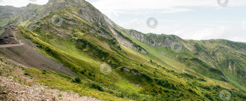 Скачать Горы с альпийскими лугами в Сочи. Красная Поляна. фотосток Ozero