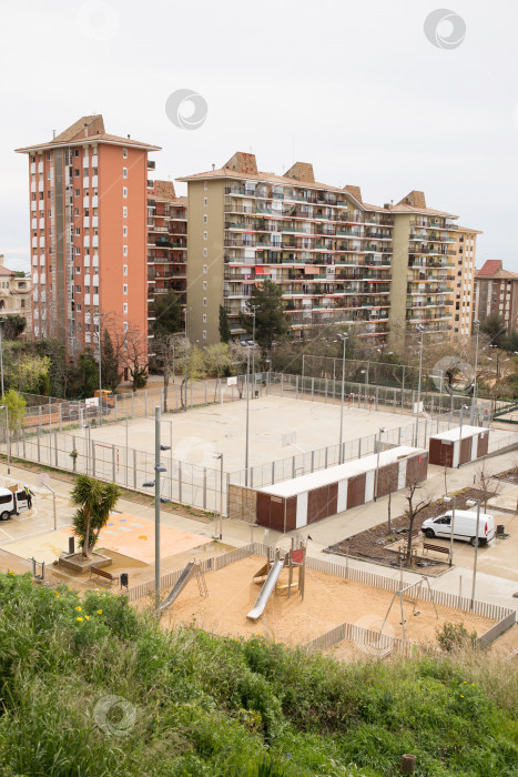 Скачать Жилой район в Барселоне с детской площадкой. Пасмурный день. фотосток Ozero