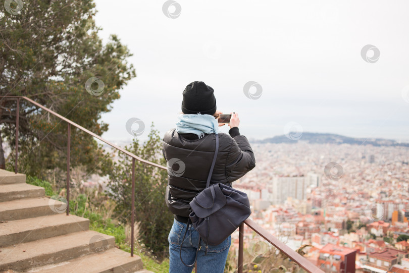 Скачать Женщина фотографируется в Барселоне. фотосток Ozero
