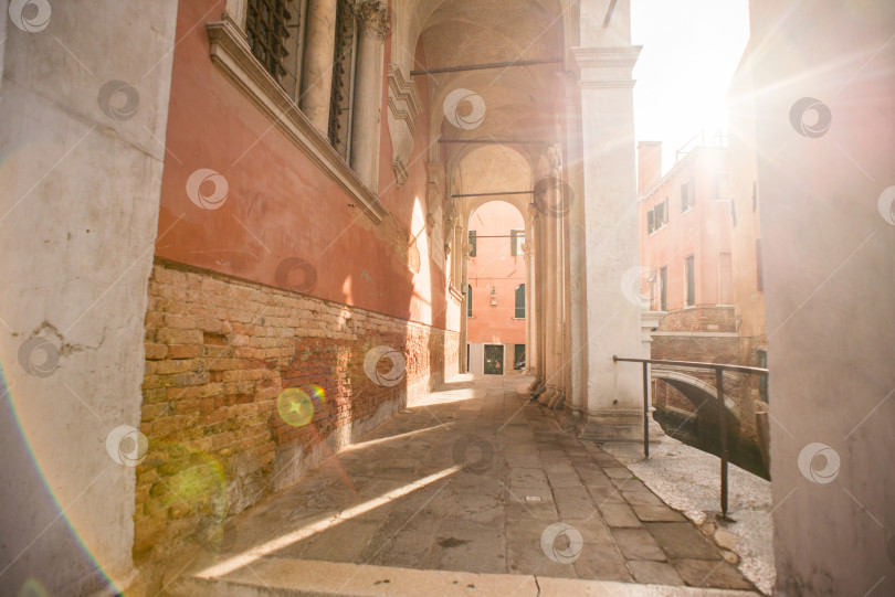 Скачать Венецианская улица со старинными зданиями, построенными из кирпича. фотосток Ozero