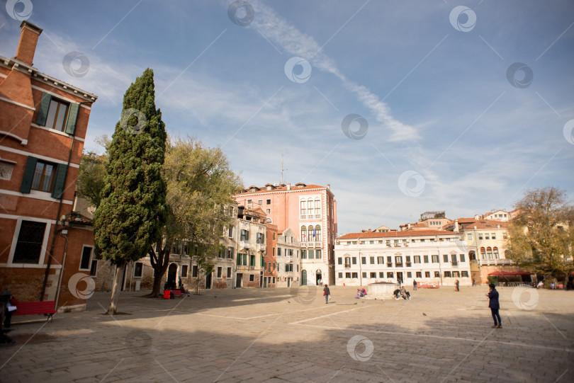 Скачать Кампо Сан-Поло с туристами в Венеции. фотосток Ozero
