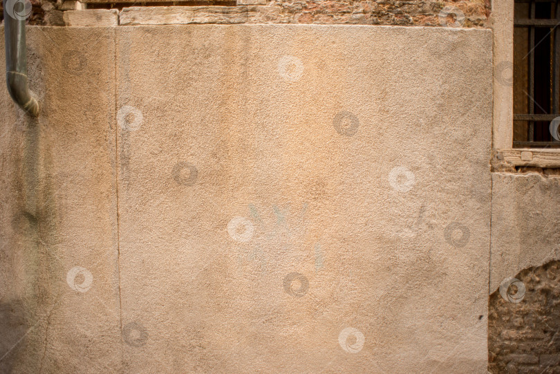 Скачать Текстура старой бетонной стены с трубой и частью окна. фотосток Ozero