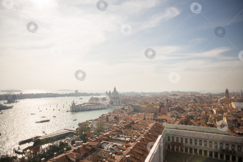 Скачать Венеция. Вид с высоты птичьего полета на Венецию с базиликой Санта-Мария-делла-Салюте фотосток Ozero