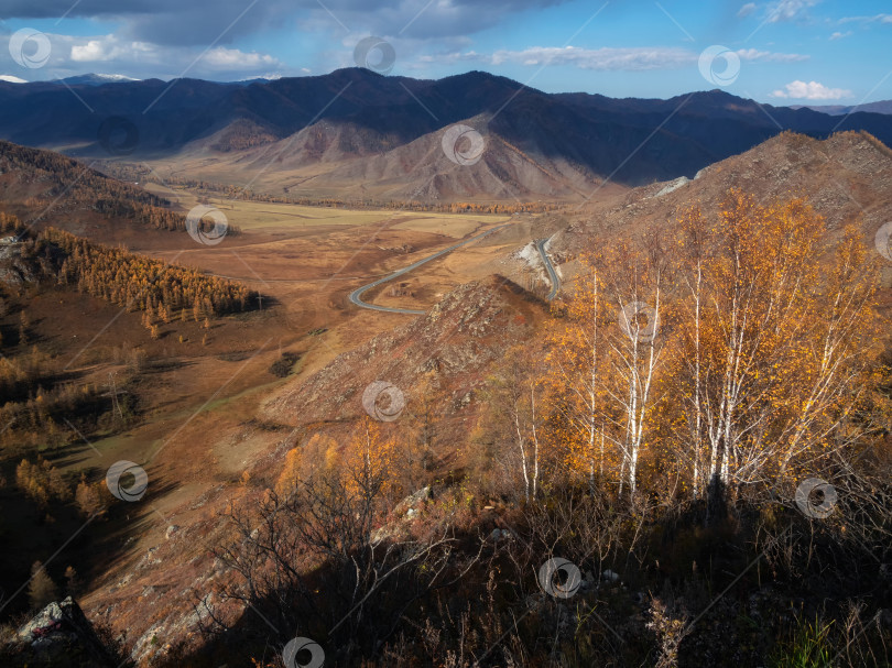 Скачать Живописная осенняя горная долина с петлей шоссе фотосток Ozero