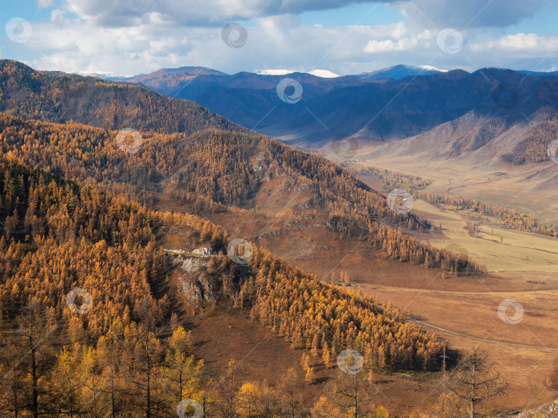 Скачать Горы, покрытые осенним лесом. фотосток Ozero