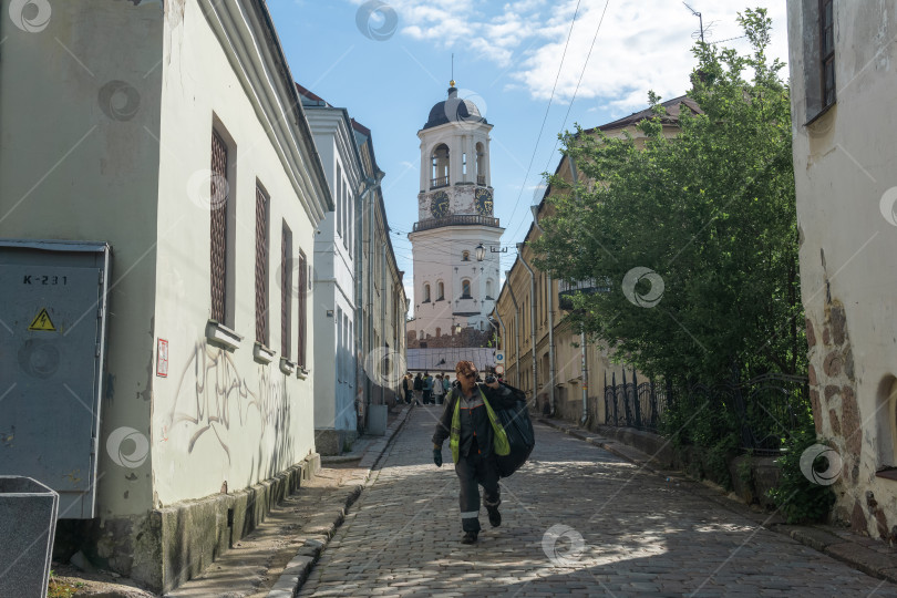 Скачать Вид на часовую башню и старую улицу в Выборге, Россия фотосток Ozero