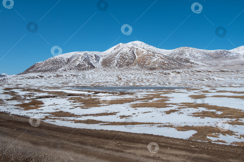 Скачать Природные пейзажи снежной горной глуши в Республике Алтай фотосток Ozero