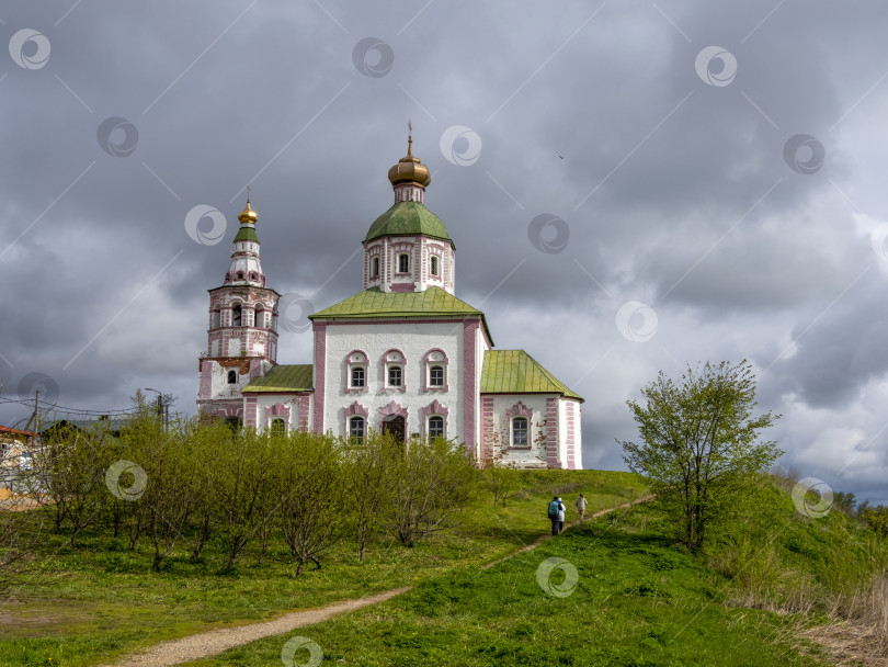 Скачать Тропинка к церкви в Суздале у реки. фотосток Ozero