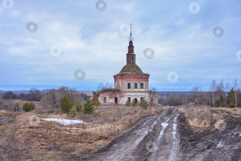 Скачать Заброшенная Космодамианская церковь, разрушенная церковь Космы и Дамиана, заброшенный христианский храм фотосток Ozero