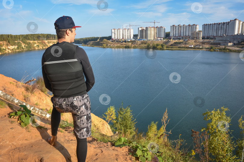 Скачать мужчина на холме смотрит на озеро, мужчина со спины фотосток Ozero