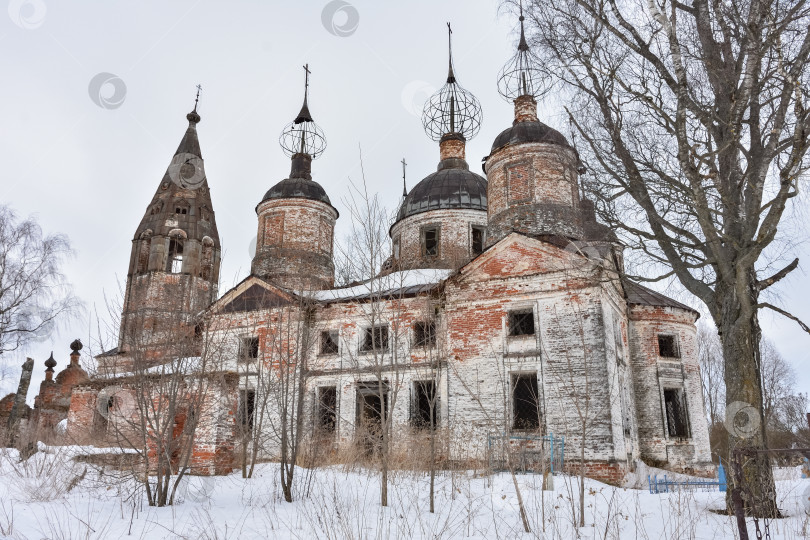 Скачать Заброшенная церковь зимой, заброшенный храм в глубинке России фотосток Ozero