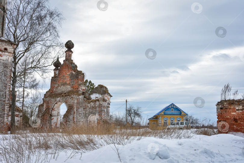 Скачать заброшенные церковные ворота в глубинке России фотосток Ozero