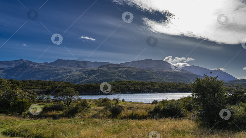 Скачать Прекрасный осенний пейзаж Патагонии. фотосток Ozero