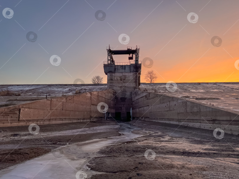 Скачать заброшенная плотина, заброшенное гидротехническое сооружение фотосток Ozero