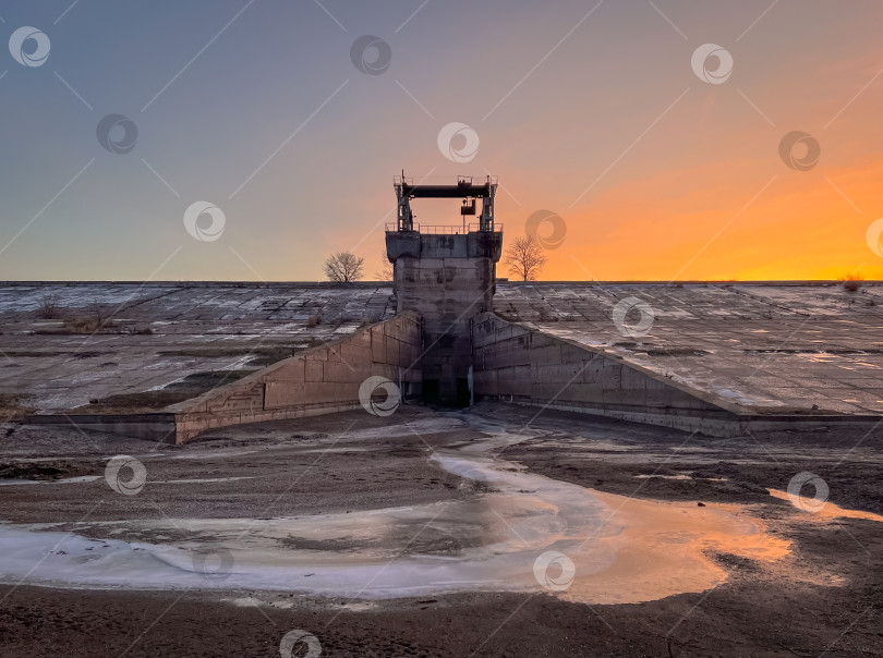 Скачать заброшенная плотина, заброшенное гидротехническое сооружение фотосток Ozero