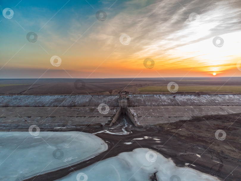 Скачать заброшенная плотина, заброшенное гидротехническое сооружение фотосток Ozero