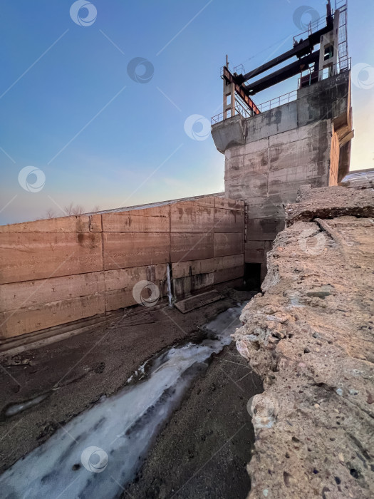 Скачать заброшенная плотина, заброшенное гидротехническое сооружение фотосток Ozero