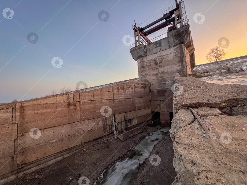 Скачать заброшенная плотина, заброшенное гидротехническое сооружение фотосток Ozero