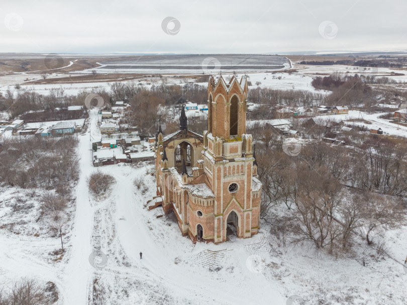 Скачать заброшенная церковь из красного кирпича, заброшенная неоготическая церковь фотосток Ozero