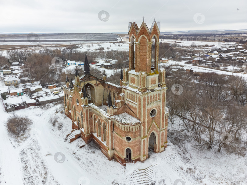 Скачать заброшенная церковь из красного кирпича, заброшенная неоготическая церковь фотосток Ozero