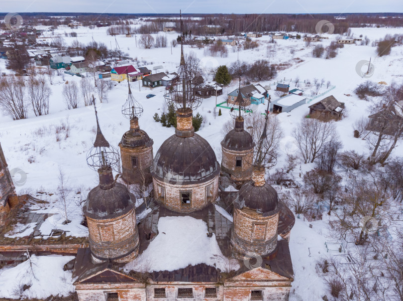 Скачать заброшенная православная церковь сверху, вид сверху на заброшенную церковь фотосток Ozero