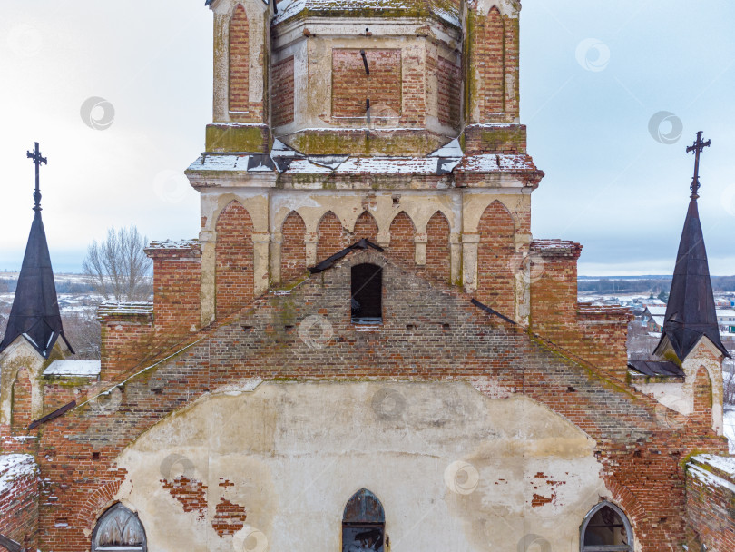 Скачать заброшенная церковь из красного кирпича, заброшенная неоготическая церковь фотосток Ozero